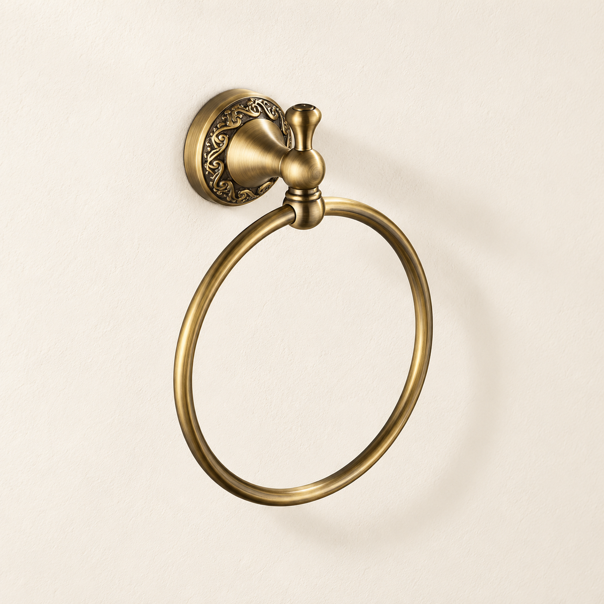 Anneau porte-serviette Héritage — bronze antique sur fond beige
