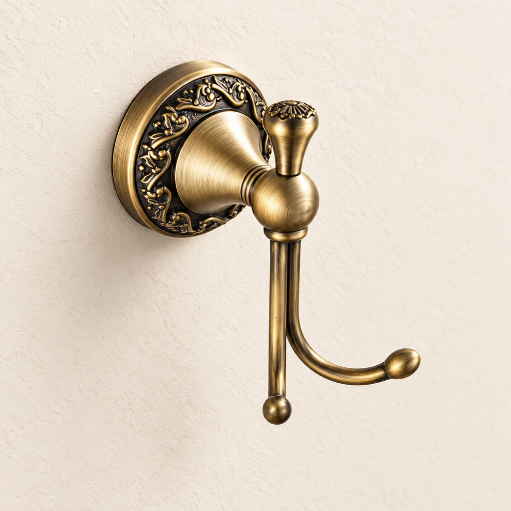 Patère murale Héritage — bronze antique sur fond beige