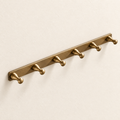 Patère à six crochets Héritage — bronze antique sur fond beige