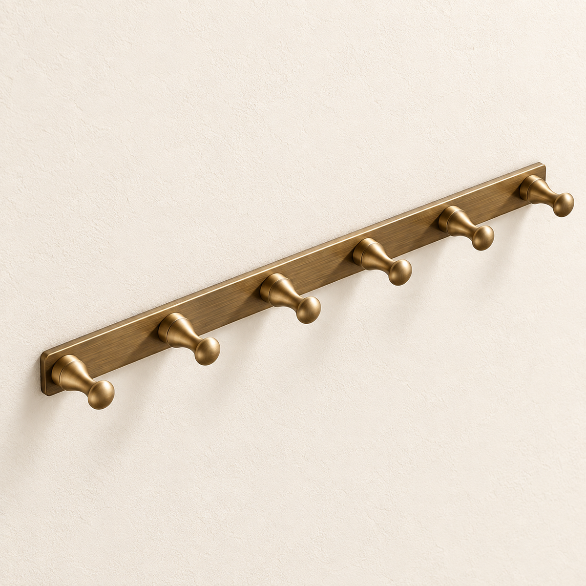 Patère à six crochets Héritage — bronze antique sur fond beige