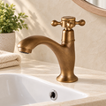 Robinet Croix — laiton antique, vue principale sur fond beige