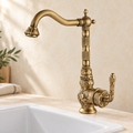 Mitigeur Ornement en laiton antique dans une cuisine beige Brasselle