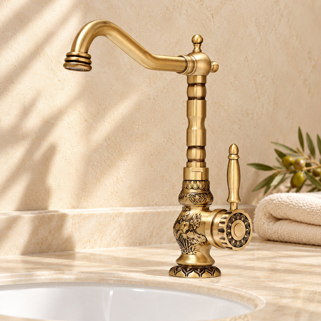 Mitigeur Héritage 066 en laiton antique — grand modèle dans le décor beige Brasselle