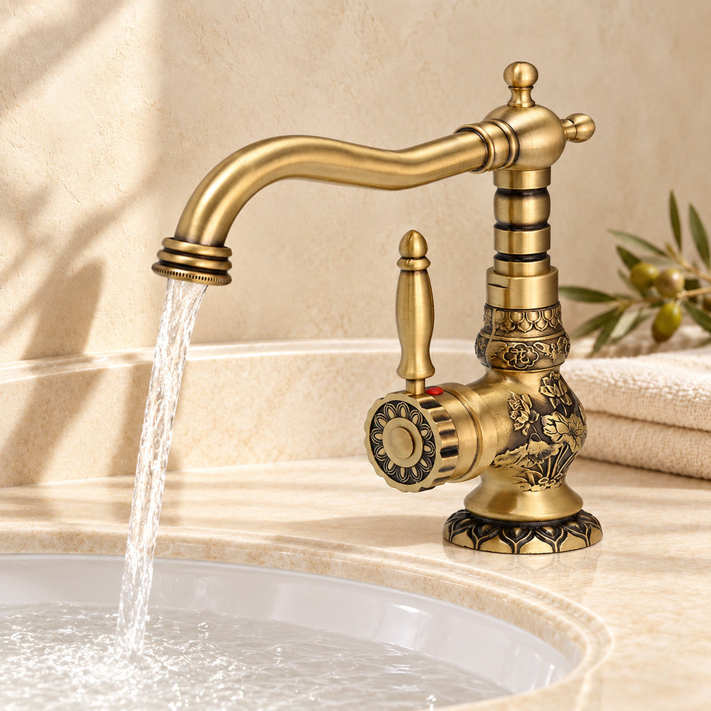 Mitigeur Héritage 066 en laiton antique — petit modèle avec écoulement dans le décor beige Brasselle