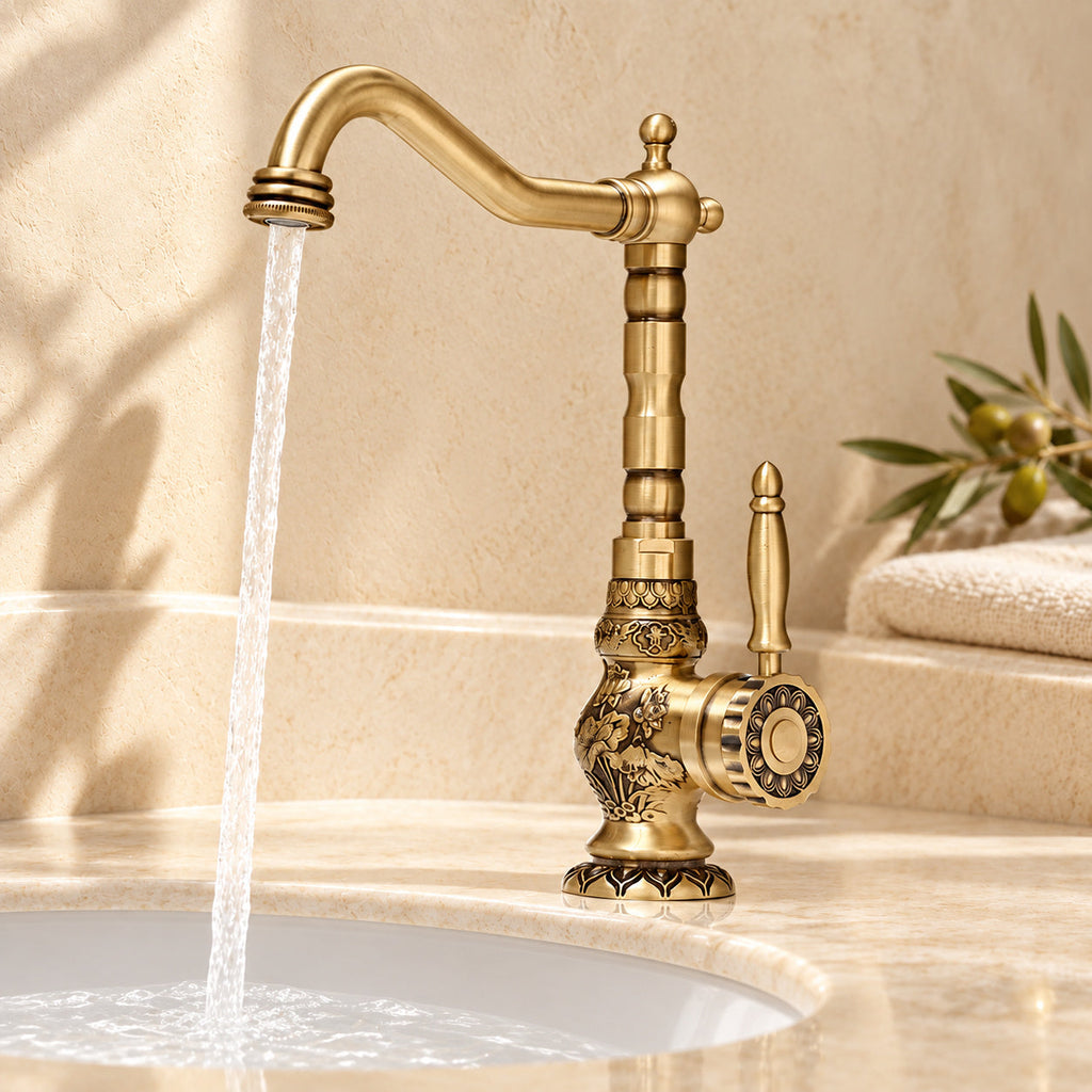 Mitigeur Héritage 066 en laiton antique — grand modèle avec écoulement dans le décor beige Brasselle