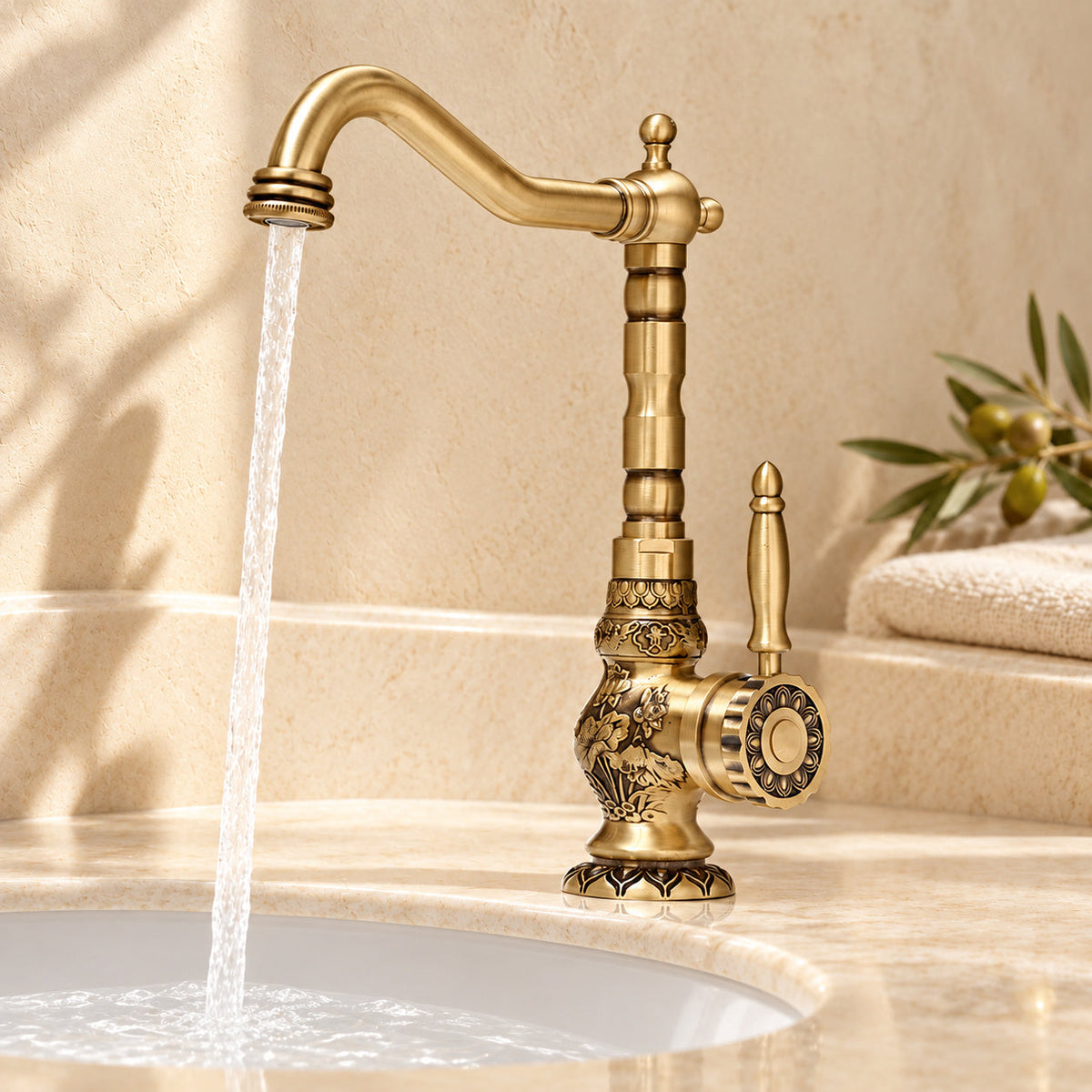 Mitigeur Héritage 066 en laiton antique — grand modèle avec écoulement dans le décor beige Brasselle