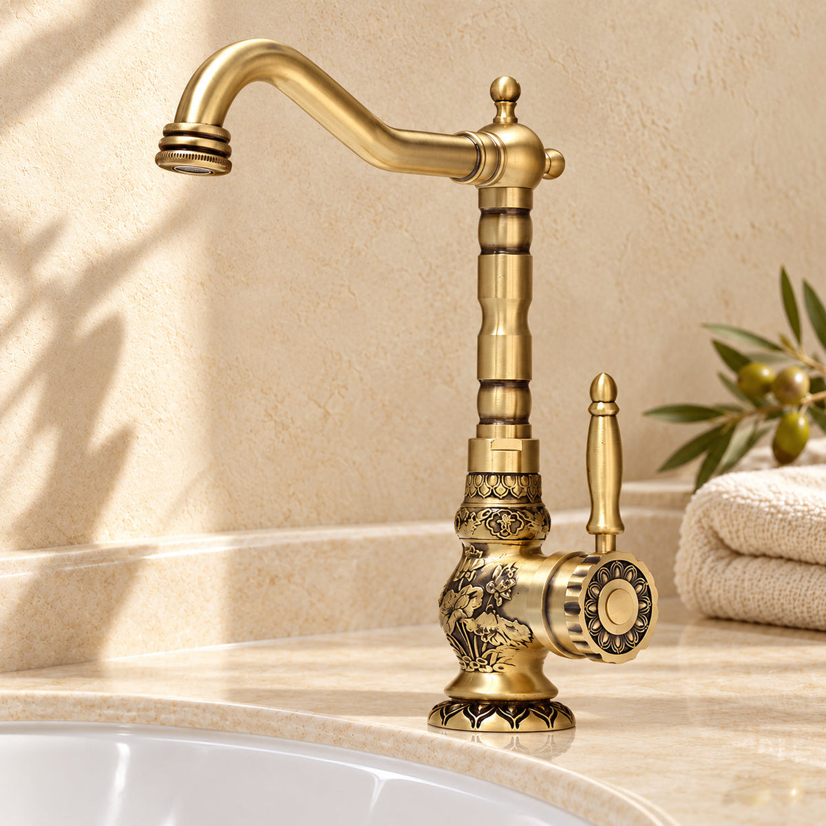 Mitigeur Héritage 066 en laiton antique — détail de la commande dans le décor beige Brasselle