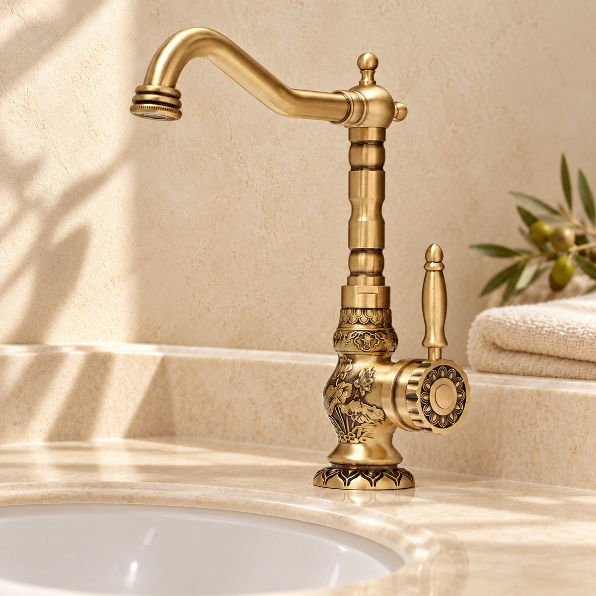 Mitigeur Héritage 066 en laiton antique — vue d’ambiance dans le décor beige Brasselle