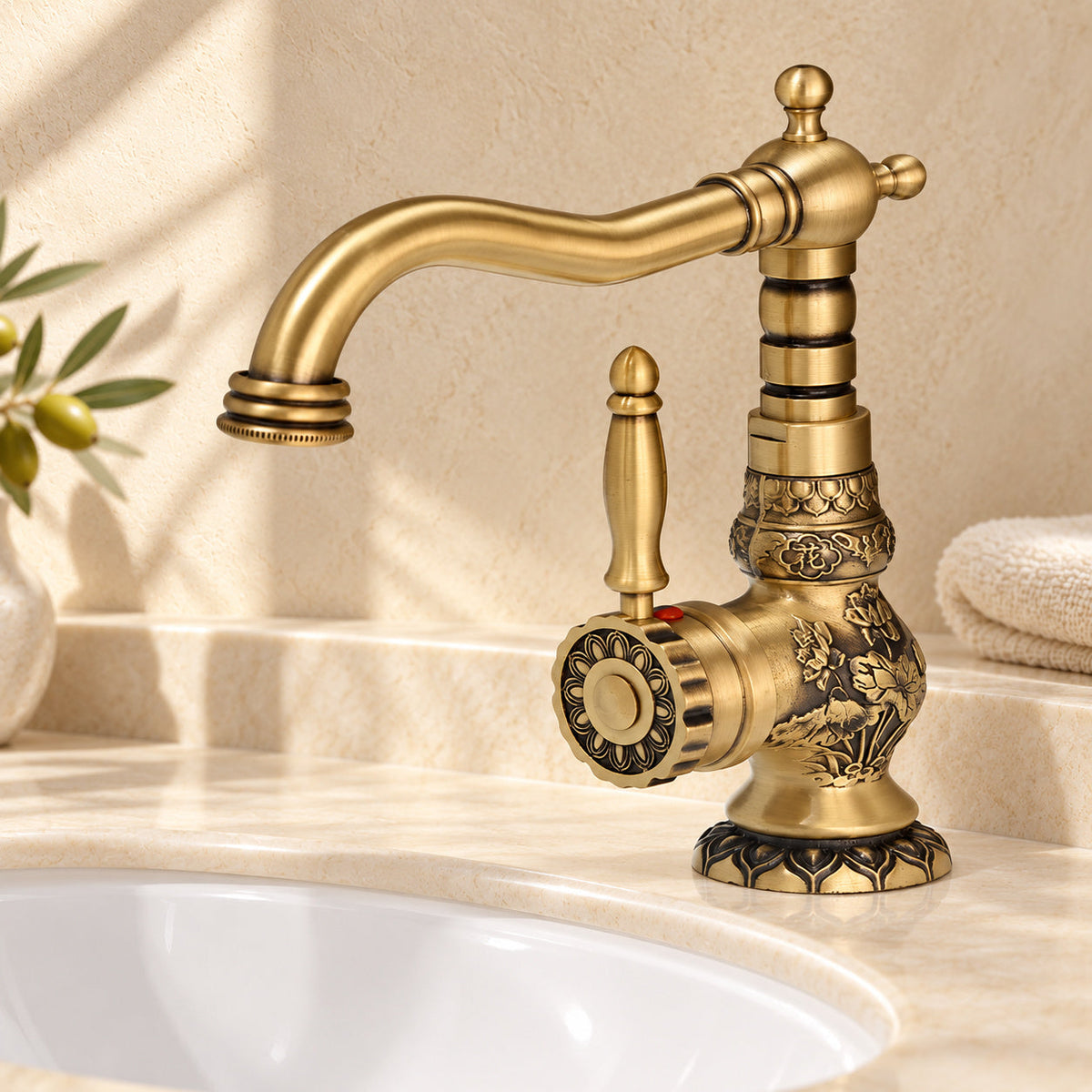 Mitigeur Héritage 066 en laiton antique — petit modèle dans le décor beige Brasselle