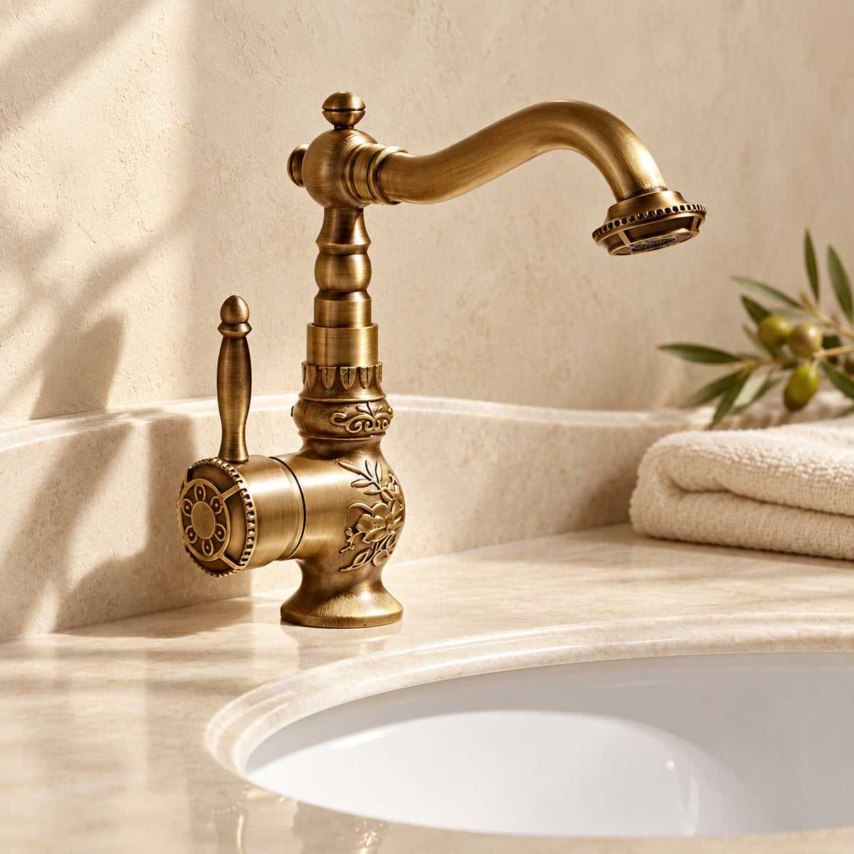 Mitigeur Héritage 0681 en laiton antique — petit modèle dans le décor beige Brasselle