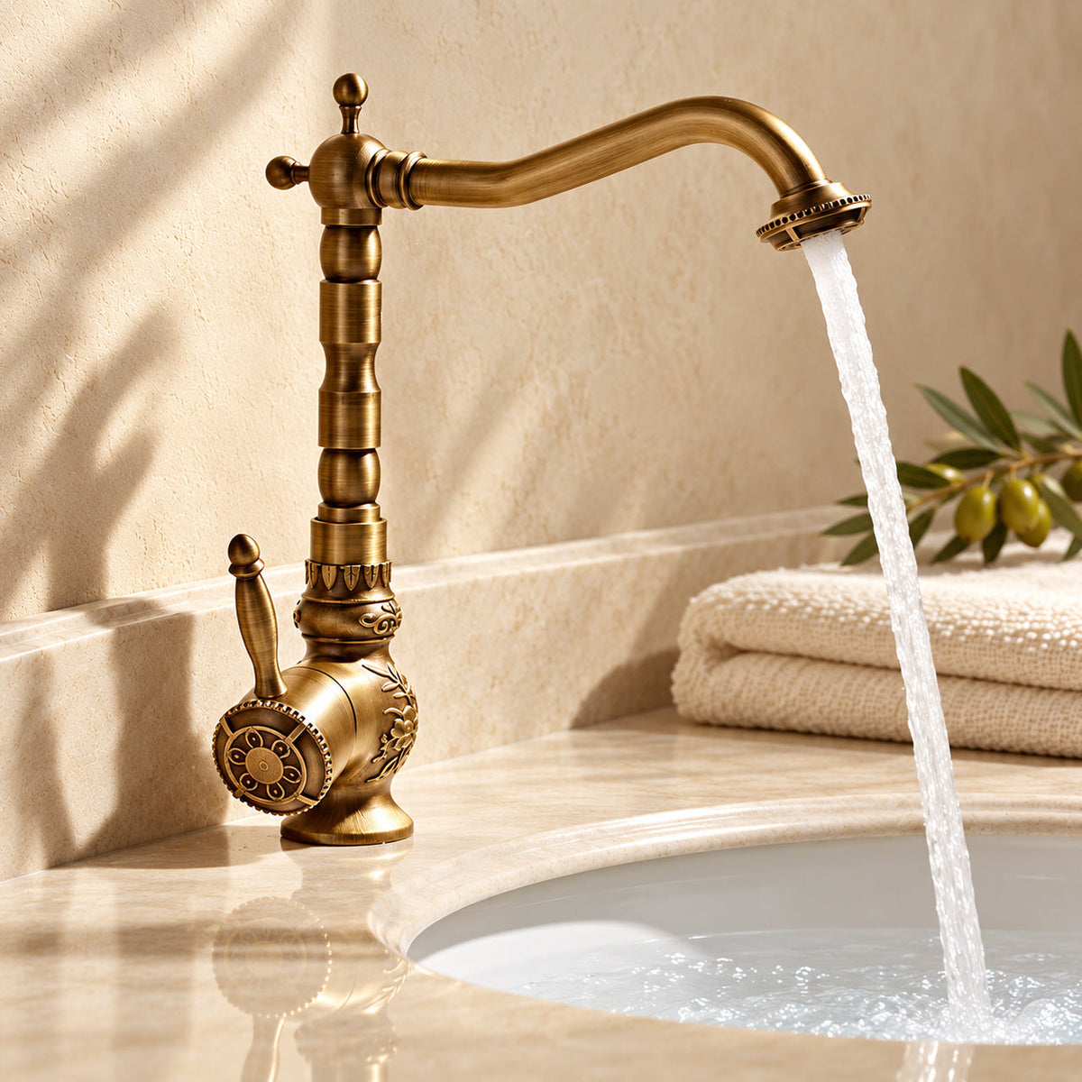 Mitigeur Héritage 0681 en laiton antique — grand modèle avec écoulement dans le décor beige Brasselle