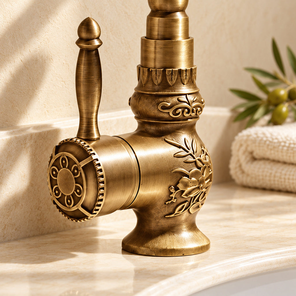 Mitigeur Héritage 0681 en laiton antique — détail du corps sculpté dans le décor beige Brasselle