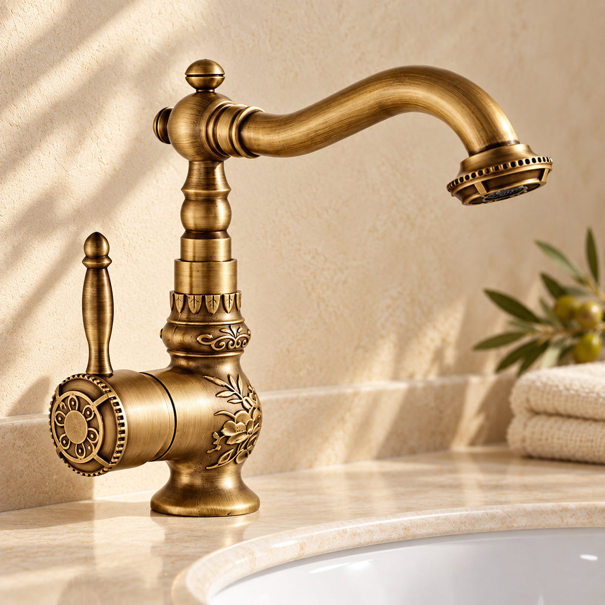 Mitigeur Héritage 0681 en laiton antique — détail de la commande dans le décor beige Brasselle