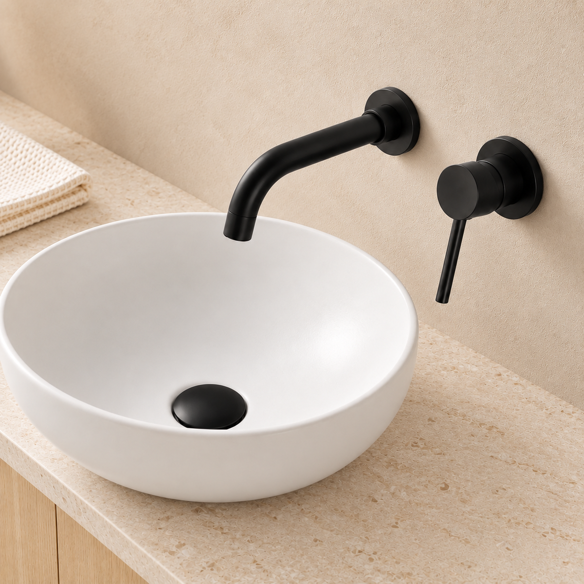 Horizon noir mat dans une salle de bain beige
