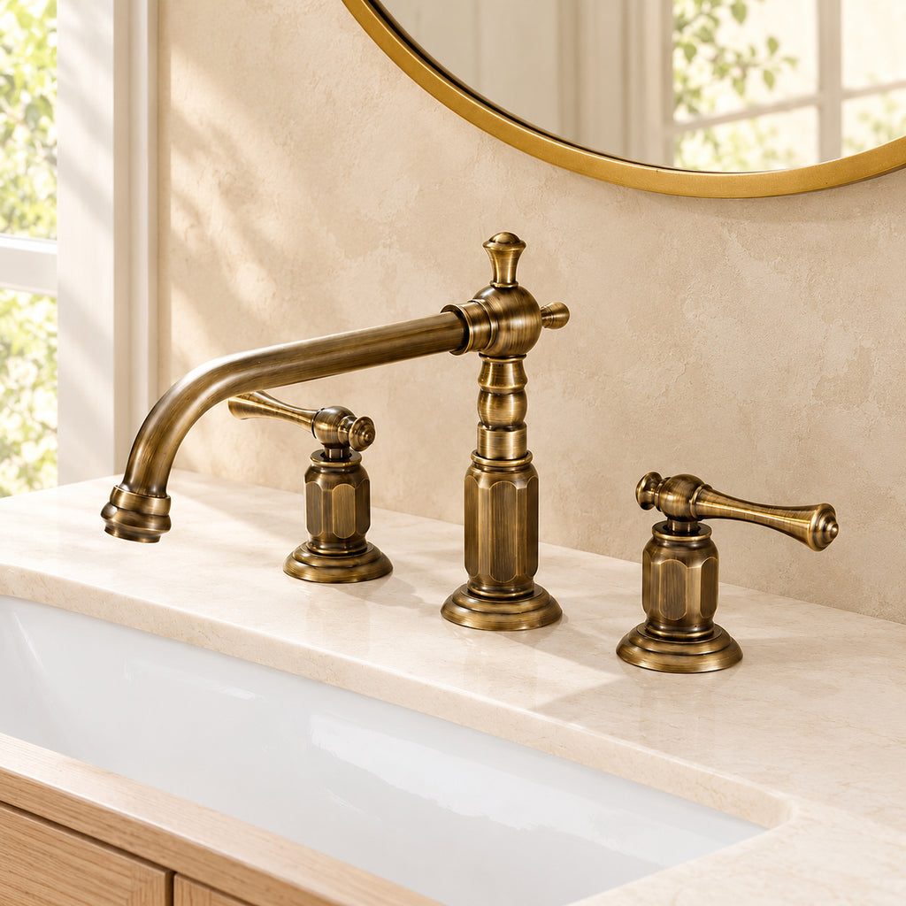 Mélangeur Tradition en laiton antique, modèle petit sur un lavabo