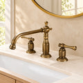 Mélangeur Tradition en laiton antique, modèle petit sur un lavabo